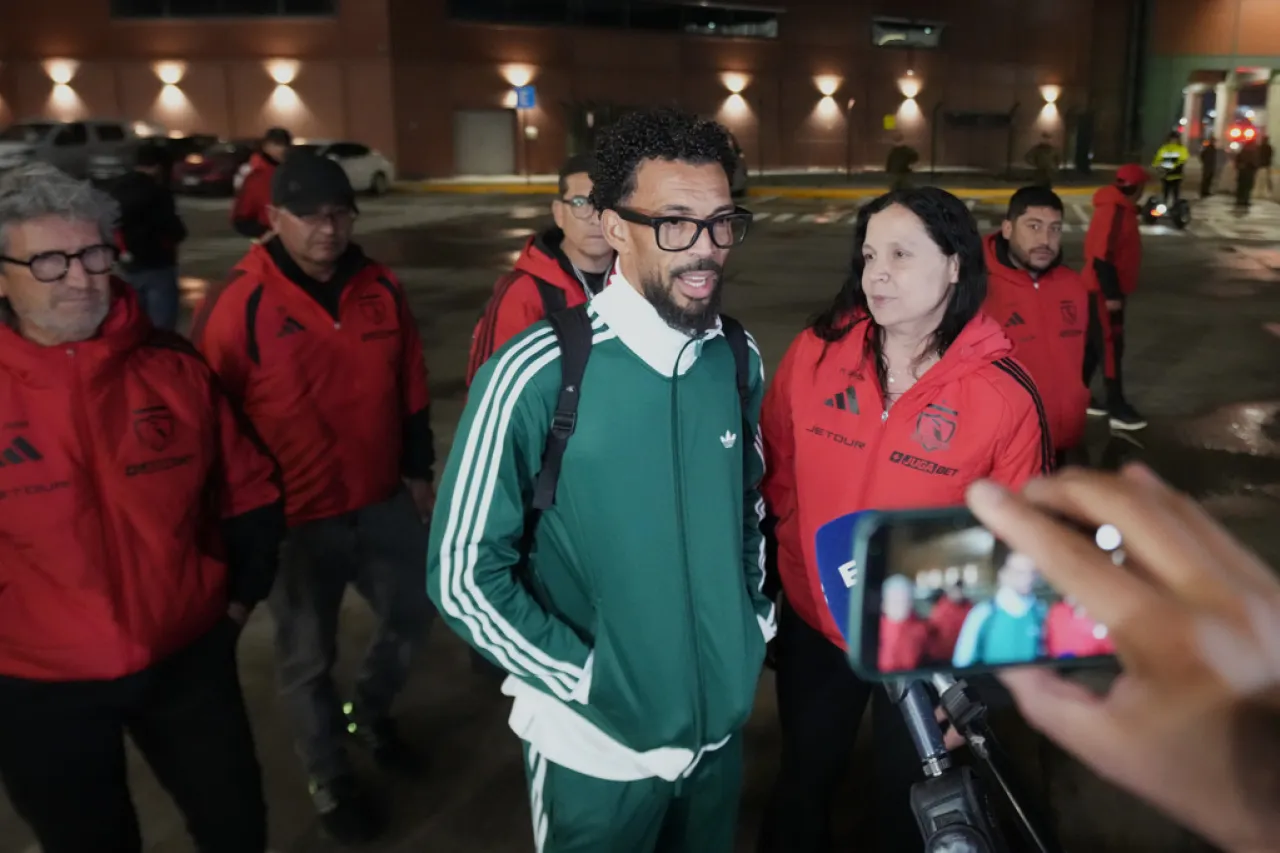 Photo: netnoticias.mx Vozinha Arrive à Santiago pour Signer avec Colo Colo